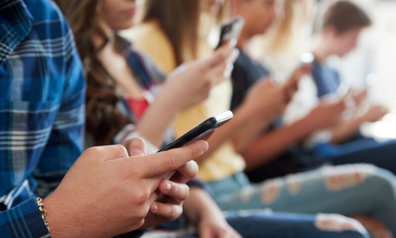 استخدام المراهقين للذكاء الاصطناعي لإنشاء محتوى جنسي.. كيف يمكن للآباء التعامل مع ذلك؟
