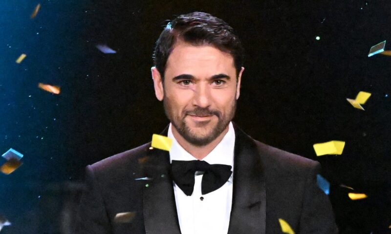 ظهر بالجلابية.. فريق مسلسل “الأمير” يحتفل بعيد ميلاد أحمد عز