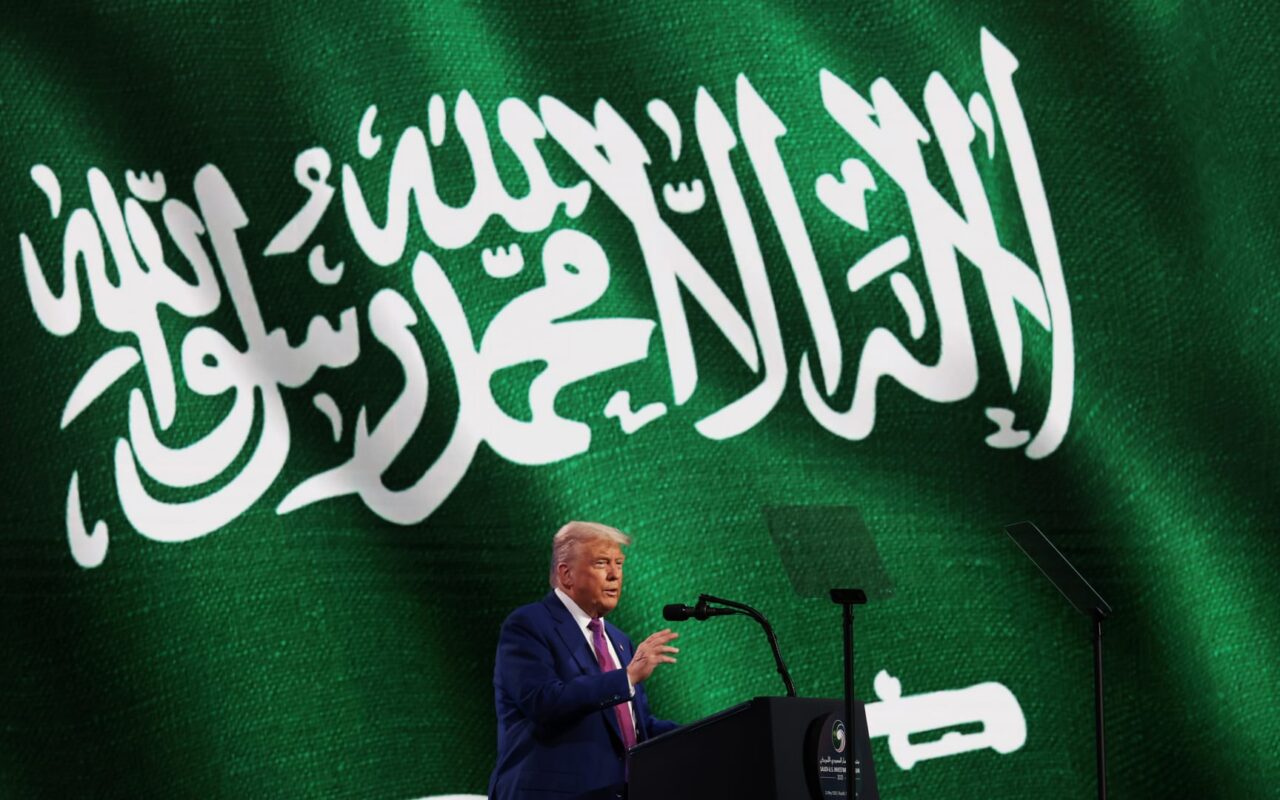 كيف قلب ترامب الاتفاق النووي السعودي رأسًا على عقب بعد أقل من 24 ساعة من توقيعه؟