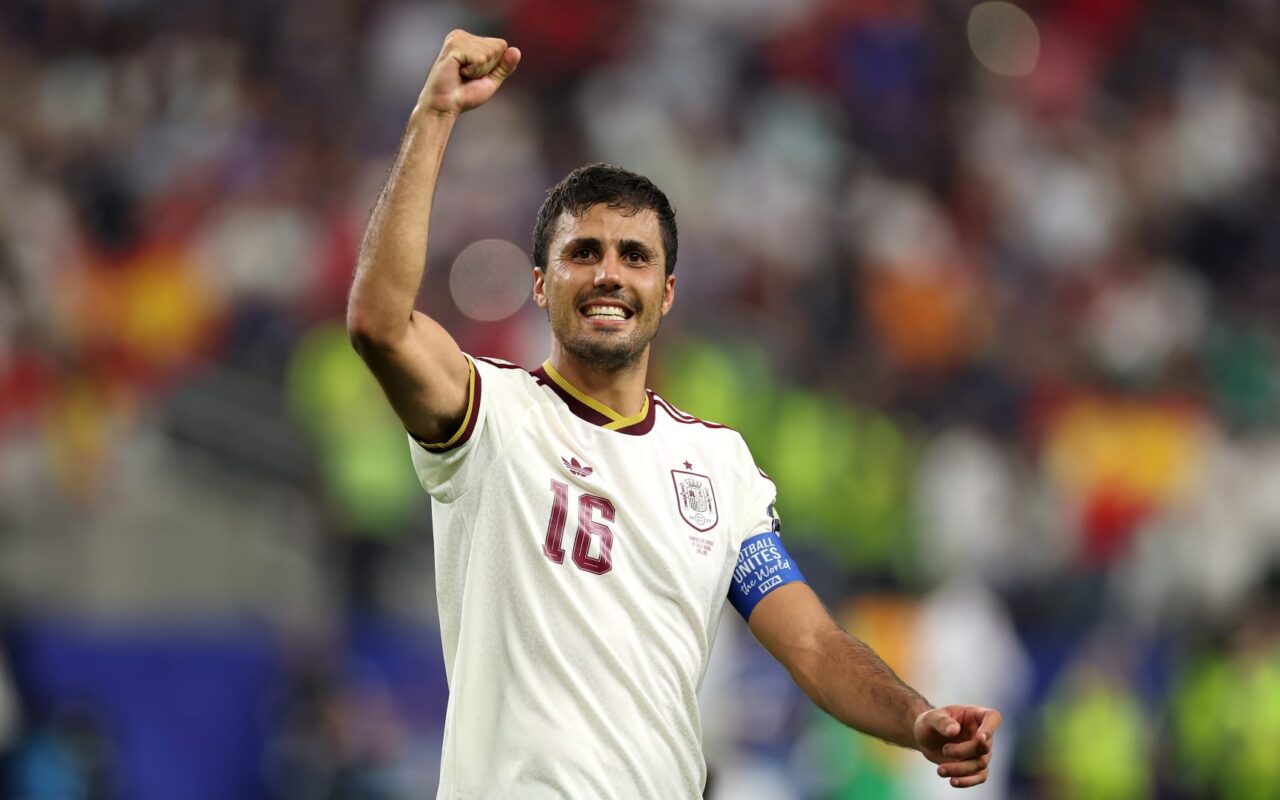 بعد تكهنات انتقاله لريال مدريد.. مدرب السيتي يعلّق على مستقبل رودري