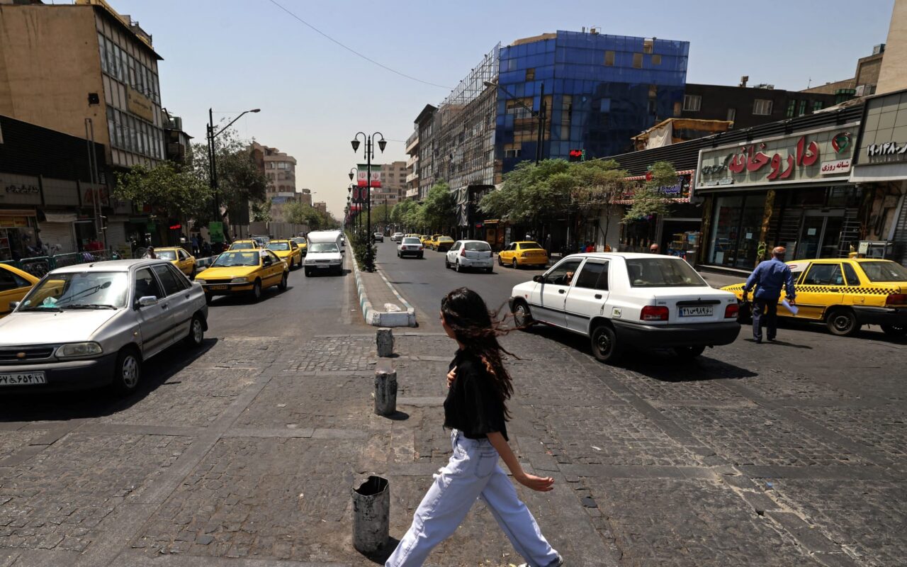 مسؤولة سابقة توضح سبب توقف الضربات الأمريكية على إيران