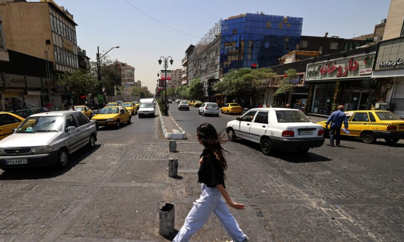 مسؤولة سابقة توضح سبب توقف الضربات الأمريكية على إيران
