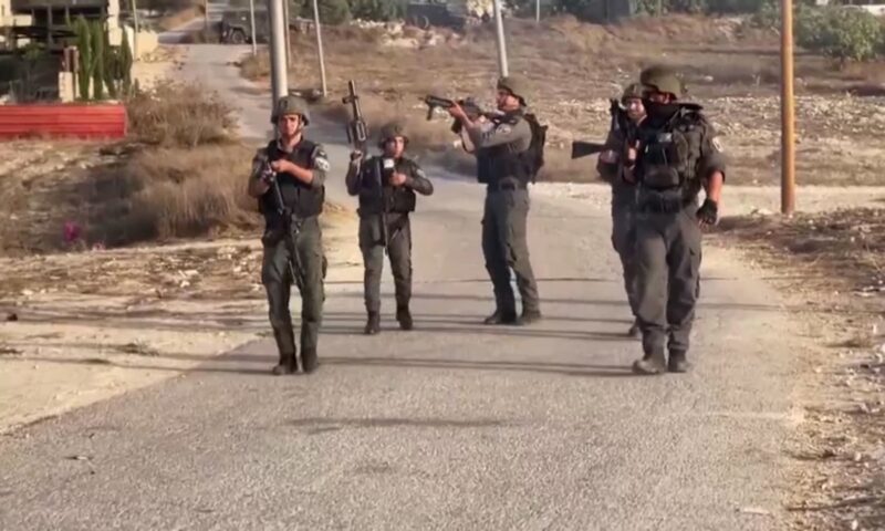 القوات الإسرائيلية تعتقل عشرات الفلسطينيين في الضفة الغربية