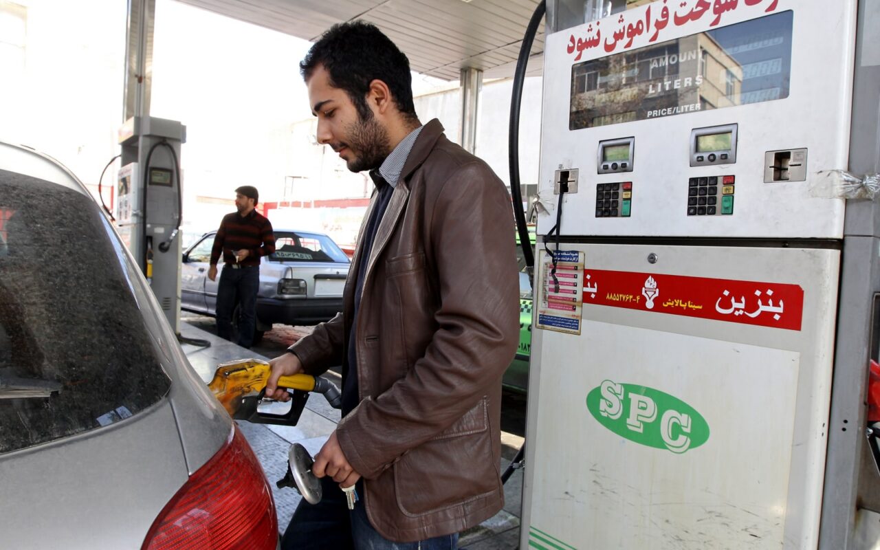 إيران تلوّح برفع أسعار البنزين وسط تحذيرات من أزمة إمدادات