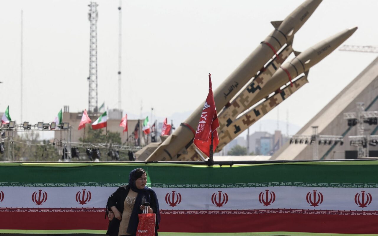 هكذا علق مسؤول إيراني بعد توقف الضربات الأمريكية على بلاده