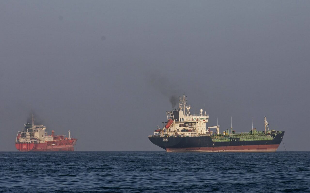 إيران تدين استهداف سفينة تجارية لها في بحر قزوين وتُحمّل كييف المسؤولية