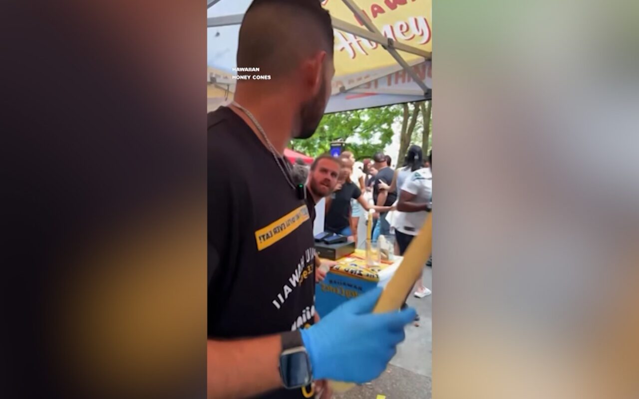 ذعر وصراخ.. بث مباشر لبائع طعام يوثق بداية إطلاق نار بأمريكا