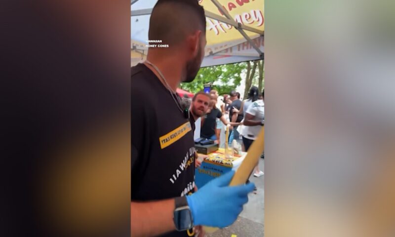 ذعر وصراخ.. بث مباشر لبائع طعام يوثق بداية إطلاق نار بأمريكا