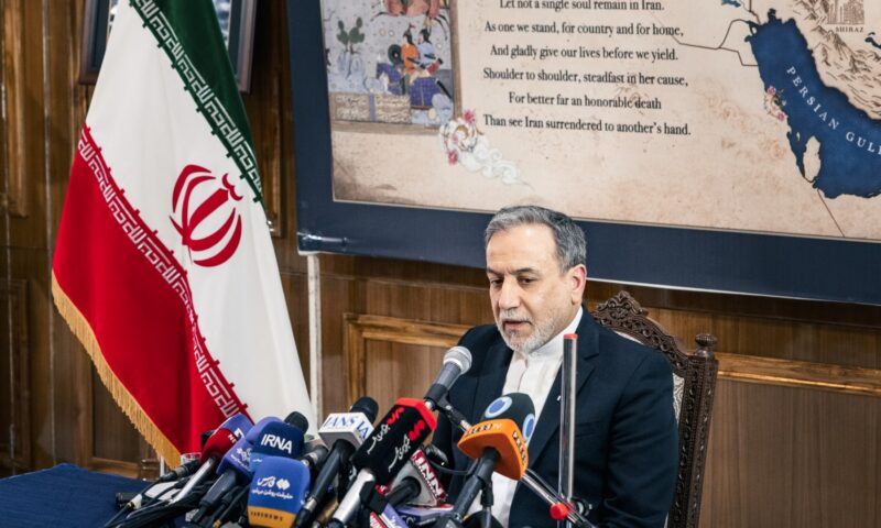 دلالة توقيت اتصال وزير خارجية إيران بنظيريه السعودي والعُماني