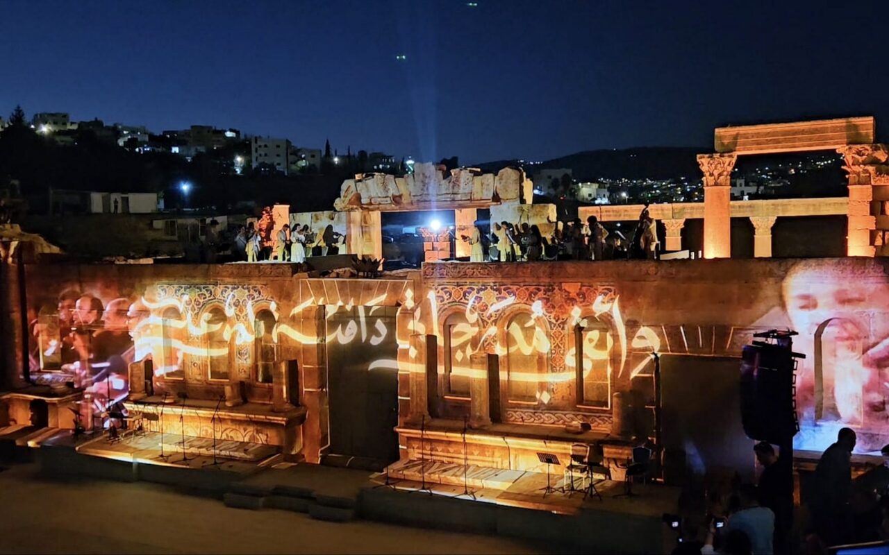 مهرجان جرش الـ40 بالأردن يحتفي برواد الأغنية الأردنية بتقنية الهولوغرام