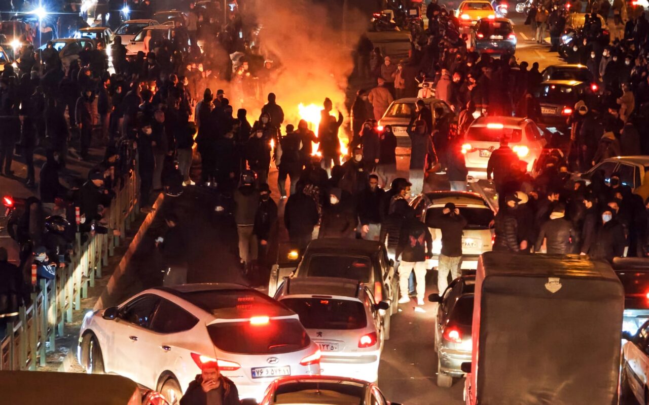 منظمة حقوقية: إيران تُعدم علناً رجلين وسط تشديد حملتها ضد المعارضين