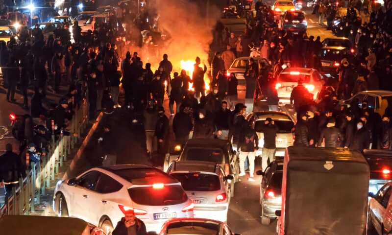 منظمة حقوقية: إيران تُعدم علناً رجلين وسط تشديد حملتها ضد المعارضين