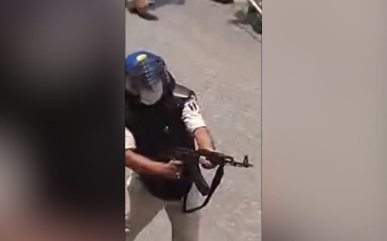 أثار غضبًا.. إيقاف شرطي هندي عن العمل بعد إطلاق النار على حشد من المتظاهرين