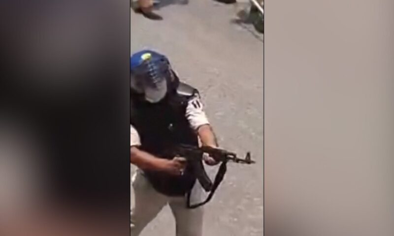 أثار غضبًا.. إيقاف شرطي هندي عن العمل بعد إطلاق النار على حشد من المتظاهرين