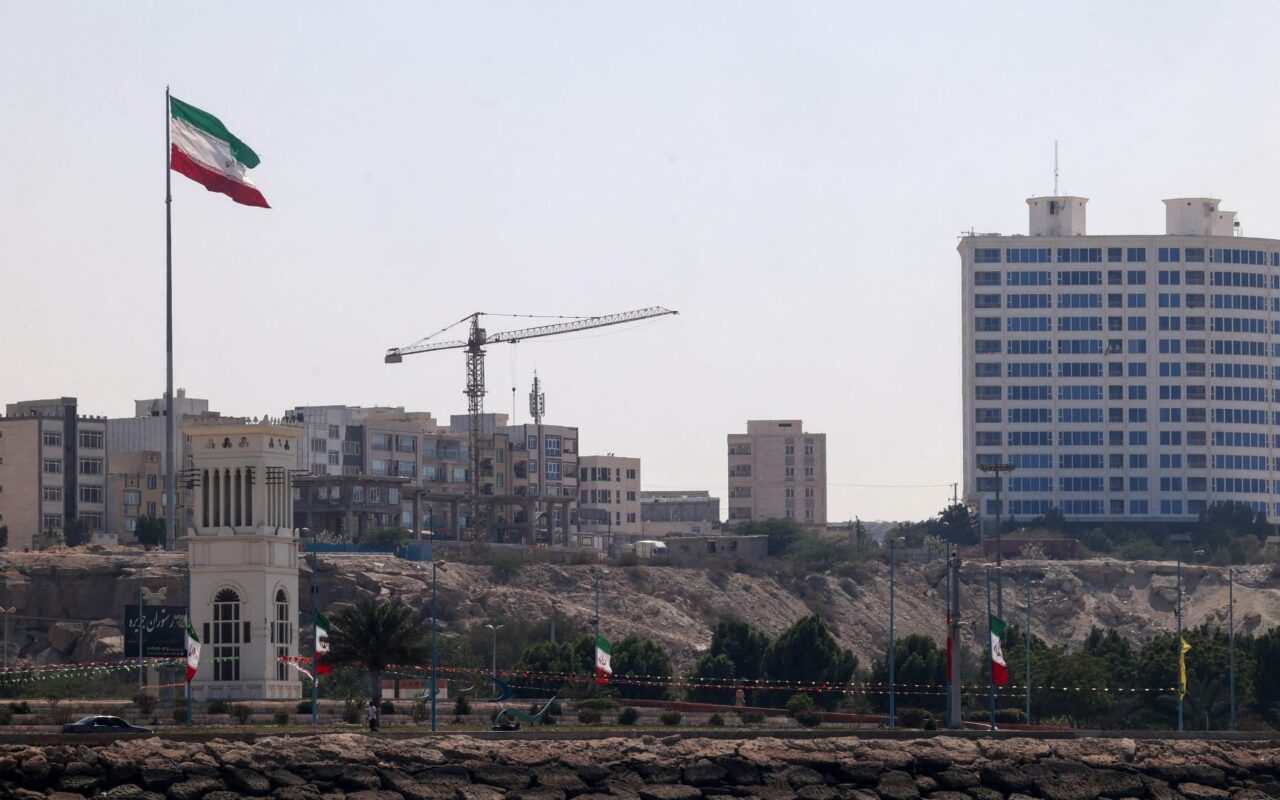 إعلام إيراني يعرض مشاهد لأضرار في جزيرة قشم بعد الضربات الأمريكية
