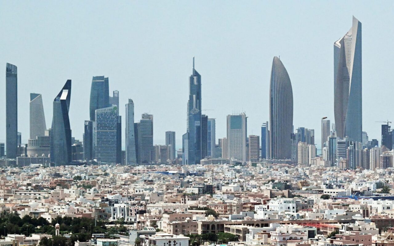 الكويت تعلن مقتل عامل في هجوم إيراني استهدف مبنى لشركة صينية