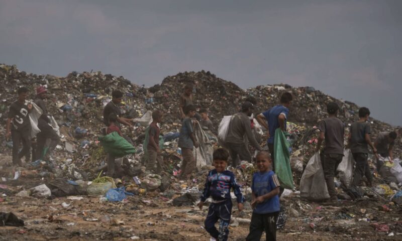 “جرذان وكلاب ضالة وأمراض”.. صحفي إسرائيلي في “هآرتس” يرصد اليأس في غزة
