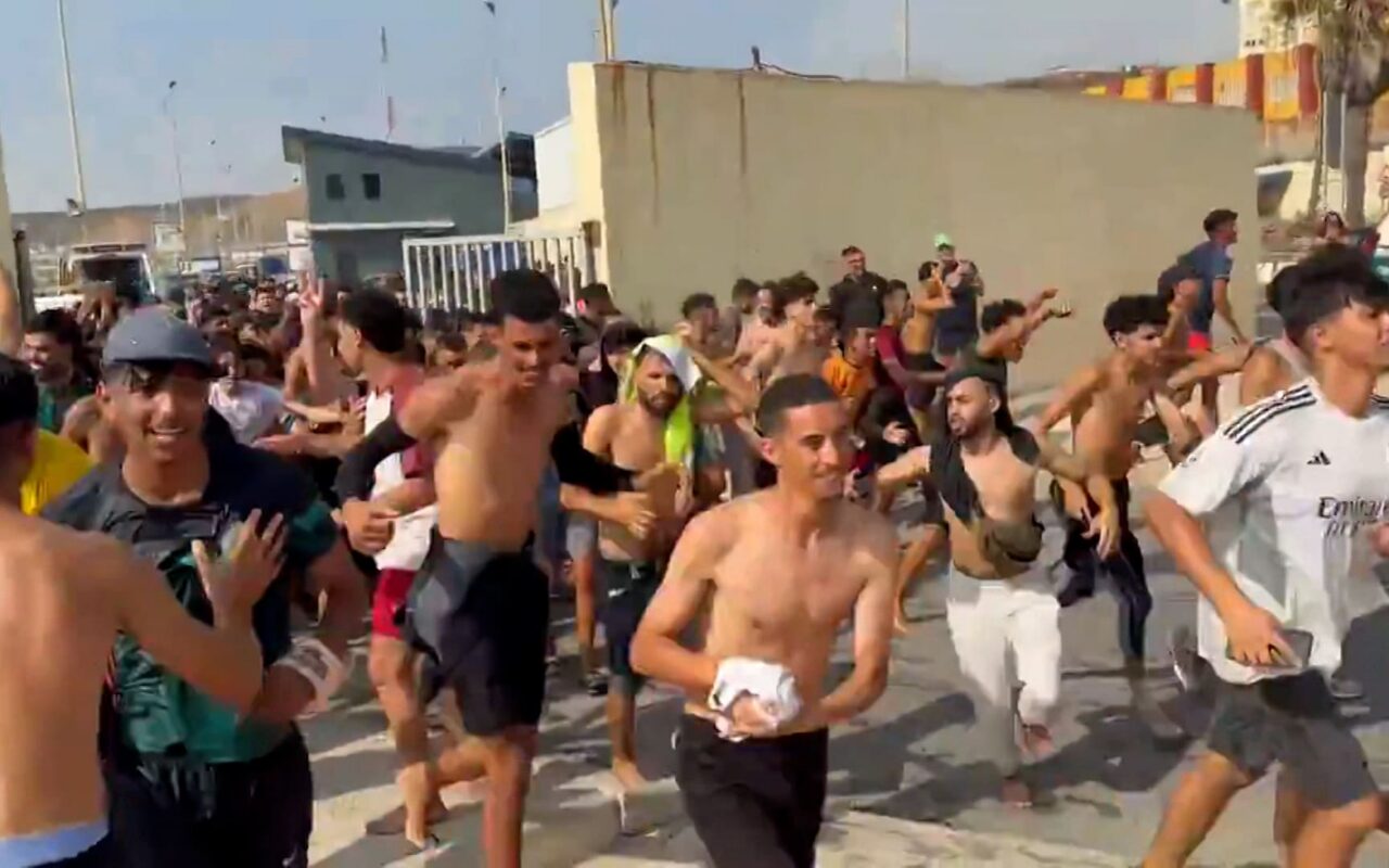 شاهد.. آلاف الأشخاص يعبرون الحدود المغربية إلى إسبانيا