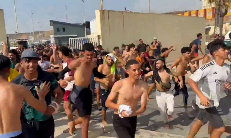 شاهد.. آلاف الأشخاص يعبرون الحدود المغربية إلى إسبانيا