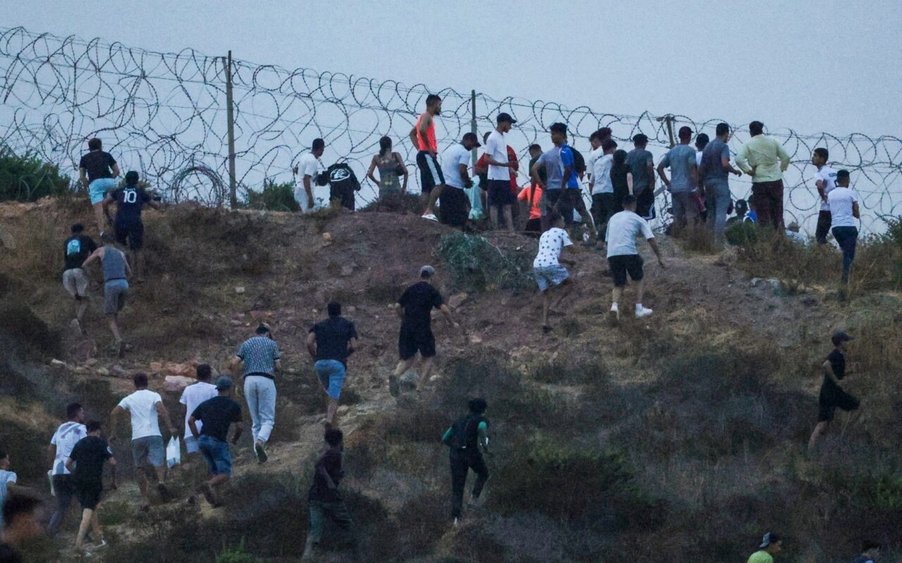 أزمة المهاجرين تشعل توترًا دبلوماسيًا بين إسبانيا وإيطاليا.. ما علاقة المغرب؟