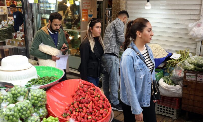 التضخم يفاقم الفقر في إيران.. وخبير يحذر من تدهور الأوضاع