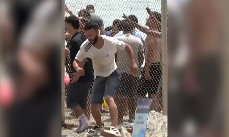 مهاجر مقيم في إسبانيا يصف رحلة عبور عشرات الآلاف إلى “سبتة”