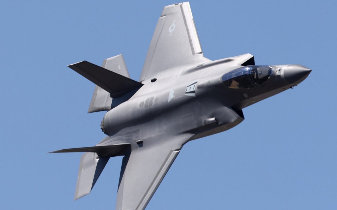 تحطم مقاتلة أمريكية من طراز “F-35B” واشتعال النيران فيها بقاعدة في كاليفورنيا.. ما مصير الطيار؟