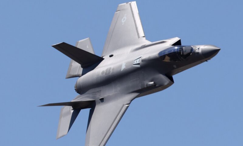 تحطم مقاتلة أمريكية من طراز “F-35B” واشتعال النيران فيها بقاعدة في كاليفورنيا.. ما مصير الطيار؟