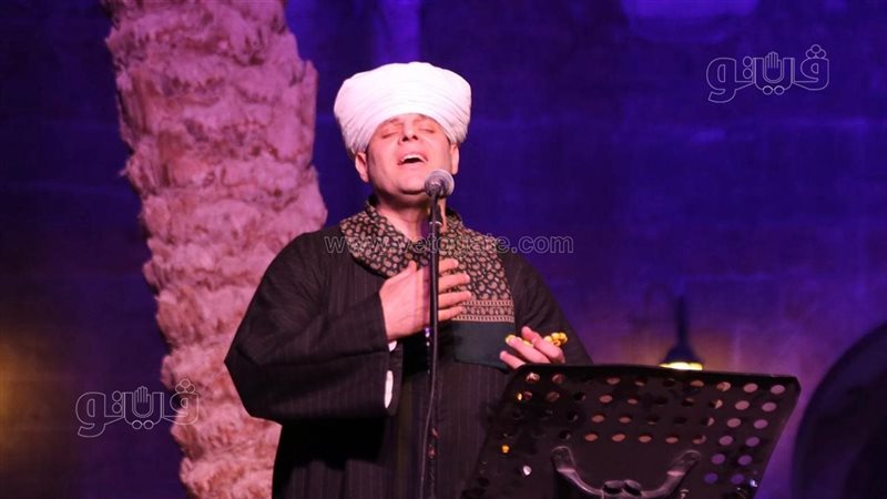المنشد محمود التهامي ينتهي من تجهيزات حفله في ساقية الصاوي