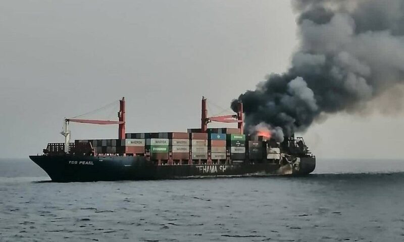حريق سفينتين في ميناء دمياط.. ووزير البترول ينتقل لموقع الحادث