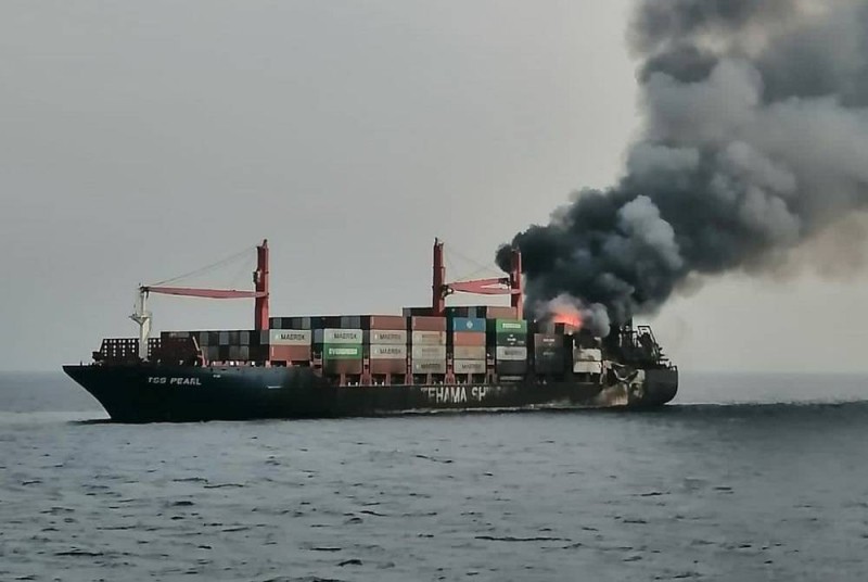 حريق سفينتين في ميناء دمياط.. ووزير البترول ينتقل لموقع الحادث
