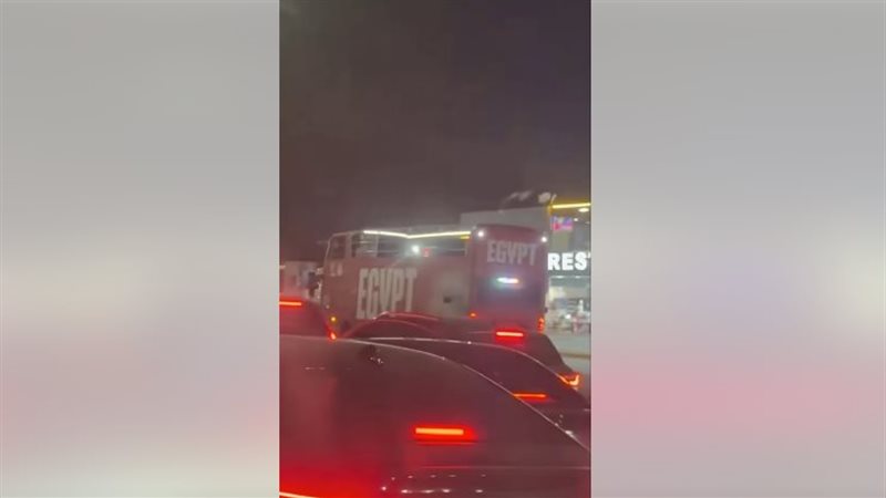 لحظة تحرك الباص المكشوف إلى مطار العلمين لاستقبال لاعبي منتخب مصر (فيديو)