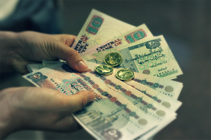 هل يجوز لي التصدق من مصروف البيت دون علم زوجي؟.. حرام بهذه الحالة