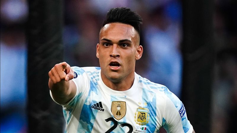 مارتينيز لاعب الأرجنتين لـ”حكم مباراة مصر”: شكرا.. أداؤك ممتاز