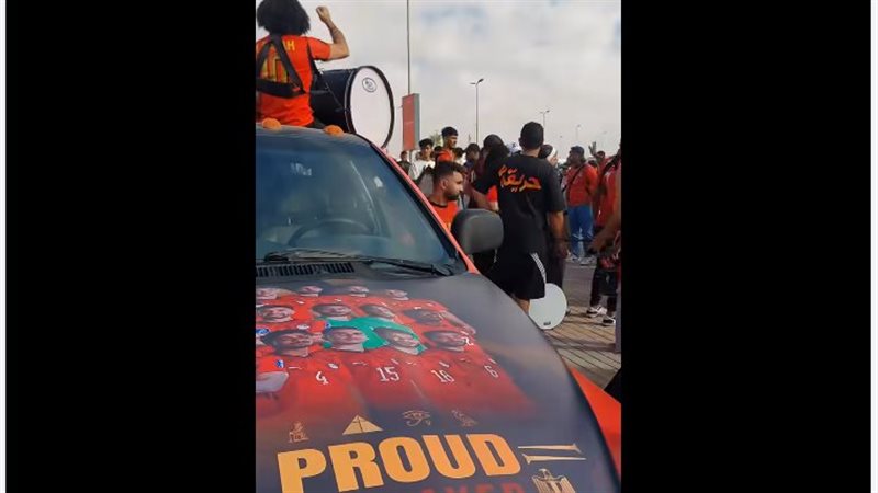 بـ”الطرومبيطة والأعلام “، الجماهير تستعد لاستقبال لاعبي المنتخب بالعلمين الجديدة (فيديو)