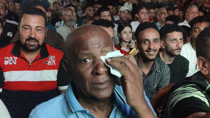 دموع الفرح على وجه الكابتن ثروت فرج لحظة إحراز الهدف الأول لمنتخب مصر