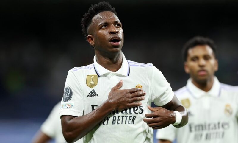 عملاق إنجليزي يترقب موقف فينيسيوس جونيور .. ومستقبل نجم ريال مدريد يزداد غموضًا
