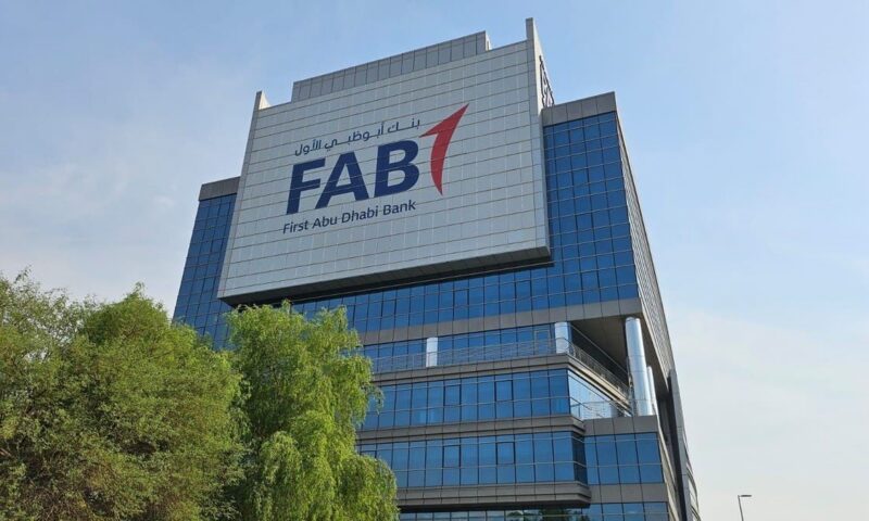 ارتفاع أرباح بنك أبوظبي الأول الفصلية 4% إلى 1.56 مليار دولار