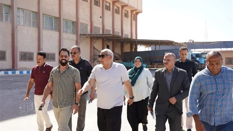 محافظ مطروح يتفقد أحد مطاحن الدقيق ويتابع انتظام العمل بمنظومة التموين