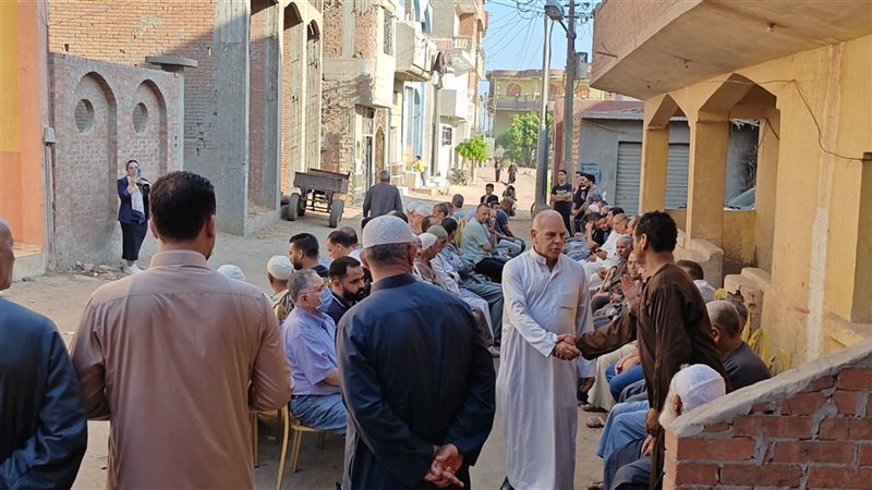 توافد الأهالي على عزاء عمة النجم محمد صلاح بـ “نجريج” في الغربية (فيديو)