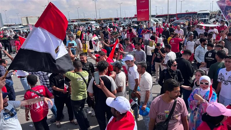 بعد إنجاز المونديال، استمرار توافد الجماهير المصرية لاستقبال منتخب الفراعنة (فيديو وصور)