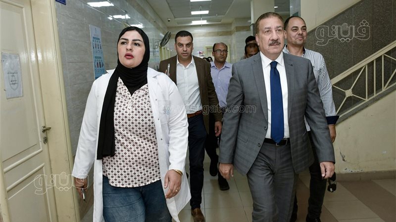 جولة مفاجئة لمحافظ بورسعيد داخل وحدة طب الأسرة بحي العرب (صور)
