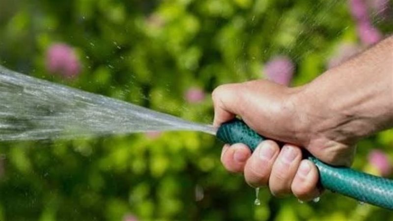 يصيب المصريين بالربو وحساسية الصدر، خبير يحذر الحكومة بعد حظر رش المياه
