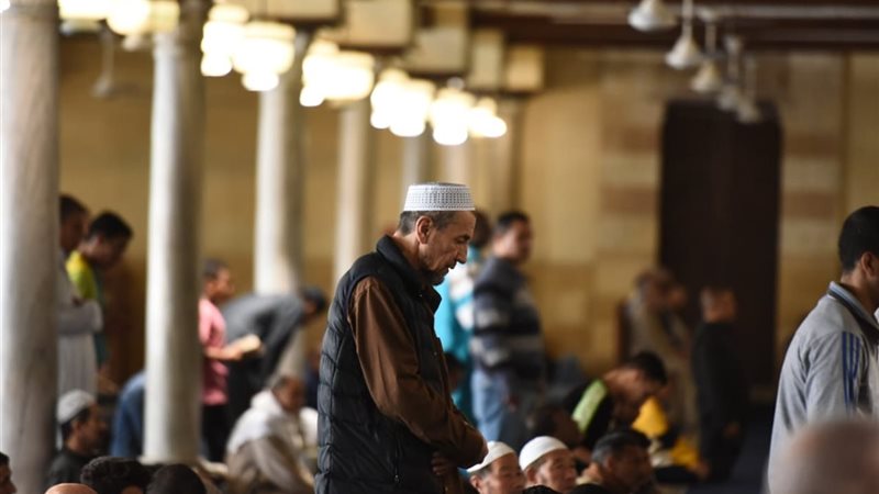 هل يجوز نهي المصلين عن الكلام أثناء خطبة الجمعة؟ الأزهر للفتوى يجيب