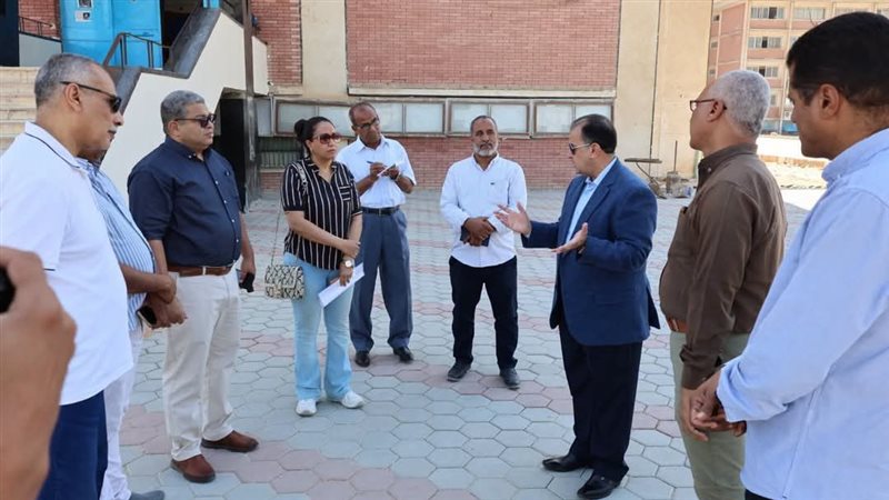 رئيس جامعة قنا يتابع تركيب البرجولات بساحة كلية الآداب (صور)