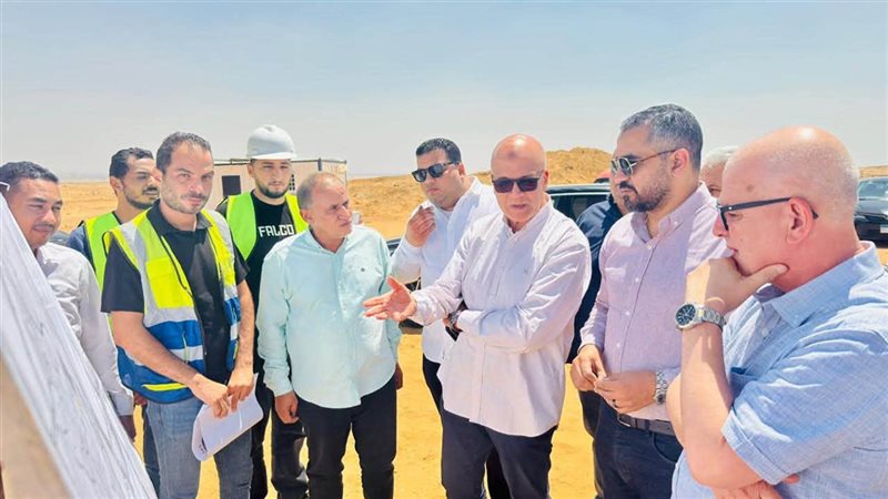 نائب وزيرة الإسكان يتفقد مشروعات البنية التحتية بالعبور الجديدة