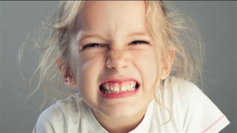 أسباب صرير الأسنان عند الأطفال وطرق التعامل معها