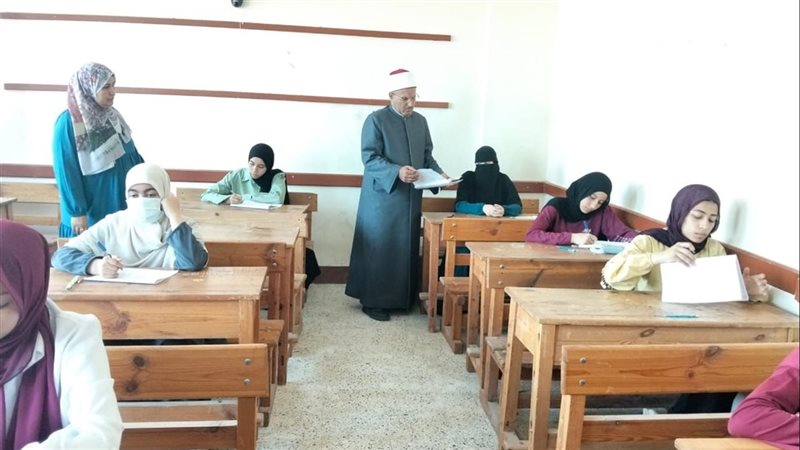 ختام العلمي، رئيس الإسماعيلية الأزهرية يتابع امتحان الأدب والنصوص بلجنة فتيات القنطرة شرق