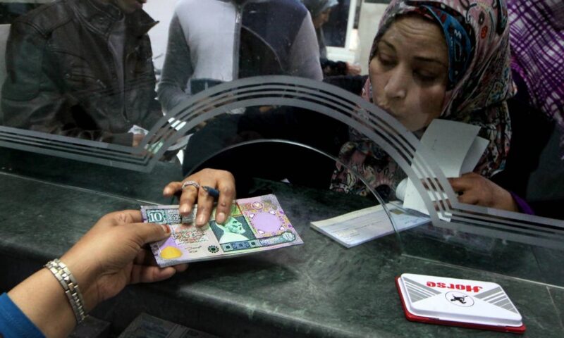 زيادة رواتب الجيش في ليبيا تشعل مطالب برفع أجور جميع موظفي الدولة