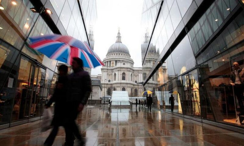 مبيعات التجزئة البريطانية تفوق التوقعات خلال يونيو